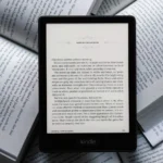 Kindle Paperwhite sob livros