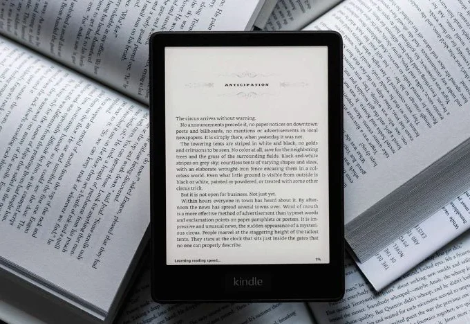 Kindle Paperwhite sob livros