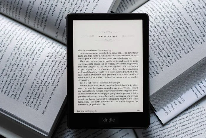 Kindle Paperwhite sob livros