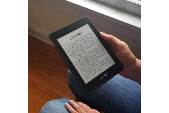 Kindle Paperwhite na mão